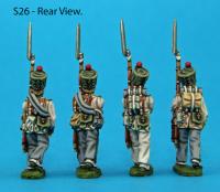 S26 – 4 Saxon grenadiers in march-attack poses. Covered shakos.