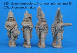 S33 - 4 Saxon grenadiers in march-attack poses. Uncovered shakos.