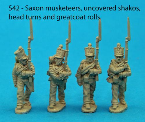 S42 - Four Saxon musketeers in march attack poses. Head turns and greatcoat rolls. Uncovered shakos.